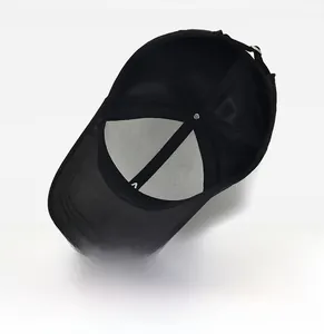 Détails de la structure interne et de la boucle métallique réglable de la casquette noire