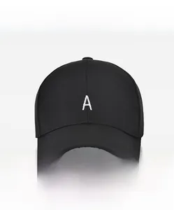 Détail d'une casquette en coton noir avec la lettre A brodée en blanc sur le devant de face