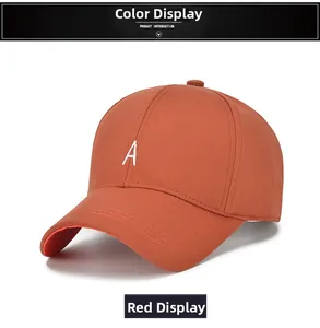 Gros plan détaillé d'une casquette de baseball rouge brique avec la lettre A brodée blanc
