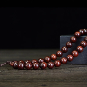 Poliertes Blut-Sandelholz-Armband mit 108 Perlen und traditionellem Knoten