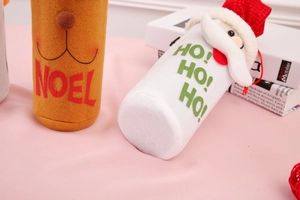 Détail de couvre-bouteilles de vin en feutre renne et Père Noël avec broderie Noel