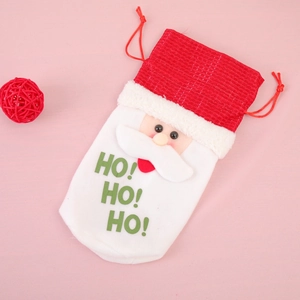 Sac à vin de Noël Père Noël avec bordure en peluche et texte HO HO HO vert sur tissu rouge