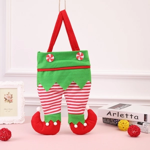 Dettaglio del sacchetto per vino a forma di pantaloni da elfo con bretelle e pon-pon