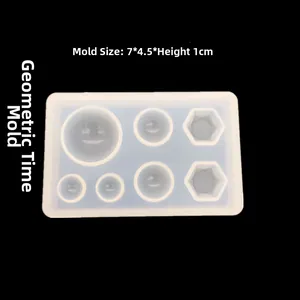 Dettaglio macro dello stampo in silicone traslucido con diverse forme geometriche