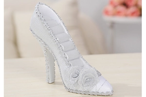 Detailed silver high-heel jewelry holder with velvet ring slots and flower accent