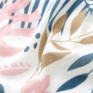 Détail macro du tissu respirant en coton et lin avec imprimé tropical et texture douce