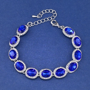 Silbernes Brautarmband mit ovalen dunkelblauen Kristallen und Zirkonia-Pavé-Fassung