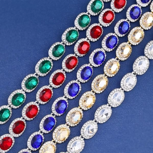 Elegante Armbänder mit ovalen Edelsteinen in fünf Farben und funkelnden weißen Kristallen