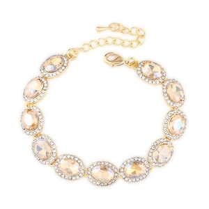Detailansicht eines Brautarmbands in Gold mit Champagner-Kristallen und Strasssteinen