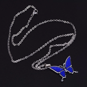 Detail der farbwechselnden blauen Schmetterling-Halskette an einer Edelstahlkette