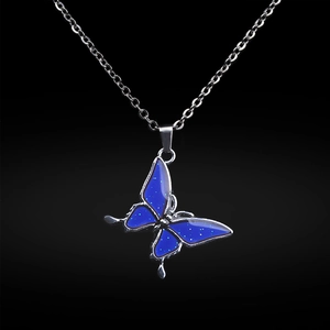 Nahaufnahme des blauen Schmetterlingsanhängers an einer eleganten Edelstahlkette