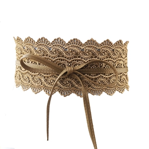 Detailansicht der khakifarbenen Spitzen-Corsage mit filigranen Mustern und eleganter PU-Schleife