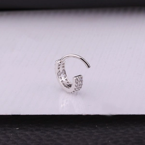 Anello da naso e cartilagine in argento con micro zirconi incastonati, vista macro