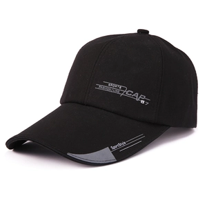 Detailansicht der schwarzen Baseballkappe mit Sport-Print und grauem Schirmakzent