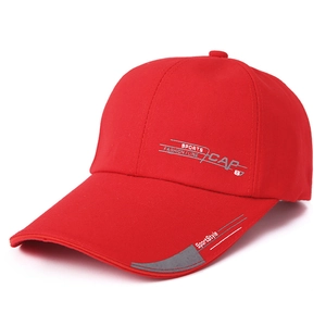 Detail der roten Sport-Baseballkappe mit langer Krempe, reflektierendem Rand und weißem Text