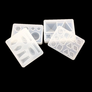 Detalle de moldes de silicona geométricos para colgantes de resina DIY y formas variadas