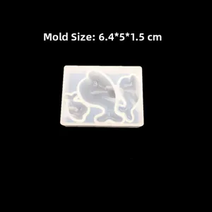 Dettaglio stampo in silicone 6,4x5x1,5cm con tre delfini per creazioni di gioielli in resina