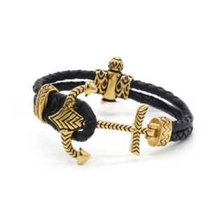 Détail du fermoir ancre viking sur un bracelet en cuir tressé noir pour homme élégant