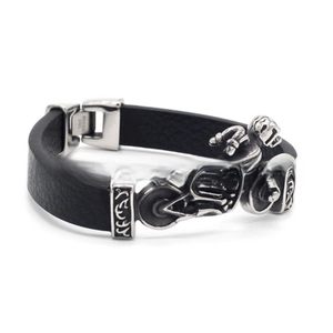 Détail d'un bracelet de motard pour homme en acier inoxydable et cuir noir
