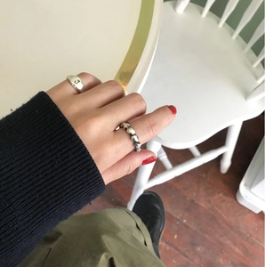 Detailed top view of 925 silver signet ring with S letter and textured beaded band