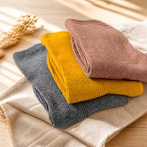 Drei Paar dicke Strick-Stulpen in Grau, Ingwer und Rosa mit warmer, weicher Textur