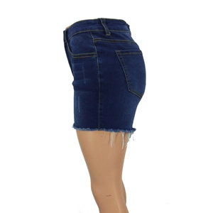 Vue latérale détaillée du short en jean bleu foncé à taille haute avec ourlets effilochés