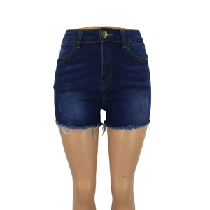 Détail d'un short en jean taille haute bleu foncé avec ourlet effiloché sur un mannequin