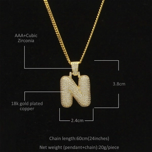 Détail du pendentif lettre N en cuivre plaqué or 18k serti de pierres de zircone cubique