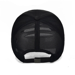 Gorra de béisbol de malla negra ajustable con hebilla metálica vista posterior