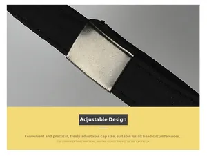 Detalle de la hebilla metálica ajustable y correa negra para ajustar la gorra