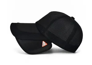 Detalle de gorra de sol de malla negra con protector facial semitransparente retráctil