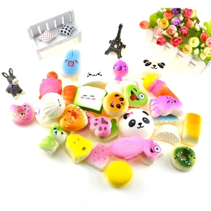 10er-Set Squishy-Cartoon-Brotspielzeug inklusive Panda- und Donut-Formen auf weißem Grund