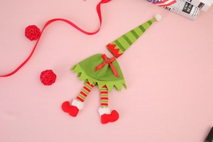 Détail du cache-bouteille de Noël elfe avec bonnet rayé et jupe verte sur fond rose