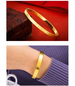Détail d'un bracelet doré avec motif grec porté au poignet et dans son écrin à bijoux