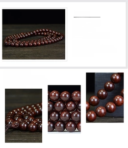 Makroaufnahme von Sandelholz-Perlen mit Goldstern-Maserung und polierter Textur