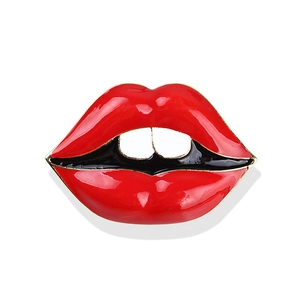 Broche chic lèvres rouges en émail avec bordure dorée pour pulls et accessoires