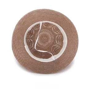 Détail de l'intérieur du chapeau de paille avec bandeau et cordon élastique