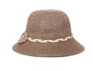 Détail du chapeau de soleil café avec maille ajourée et fleur décorative artisanale