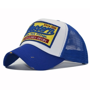 Détail de la casquette trucker bleue avec broderie vintage jaune et dos en maille