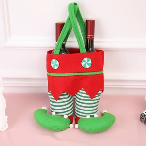 Dettaglio del sacchetto per vino a forma di pantaloni da elfo in feltro rosso e verde