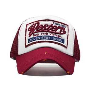 Détails de broderie Western et effet usé sur la casquette trucker en mesh bordeaux