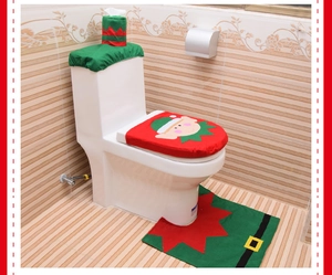 Details des Weihnachts-WC-Sets mit Elf-Motiv in festlichen roten und grünen Farben