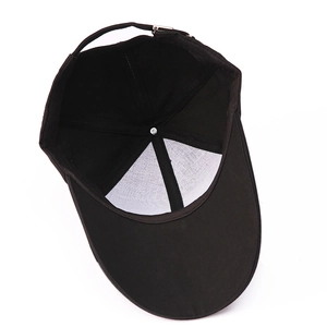 Innenansicht der schwarzen Outdoor-Baseballkappe mit 6-Panel-Struktur und Metallschnalle