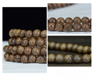 Dettaglio macro di 108 grani di legno di wengé con venature naturali e finitura lucida