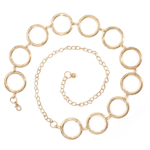 Elegante cadena de cintura de metal dorado con anillos redondos y cierre de mosquetón