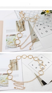 Detalle de la cadena de cintura con aros metálicos dorados para vestidos elegantes