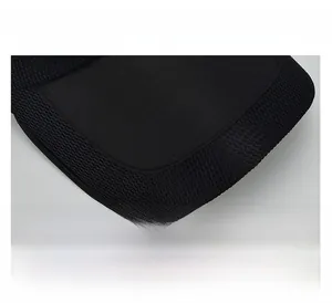 Primer plano de la visera negra curva con tejido de malla y textura de tela lisa