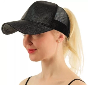 Dettaglio cappello glitter con apertura posteriore per coda di cavallo e rete traspirante