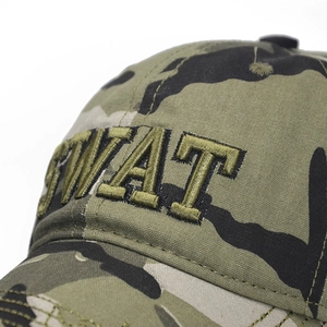 Gros plan sur la broderie SWAT d'une casquette de baseball tactique en coton camouflage