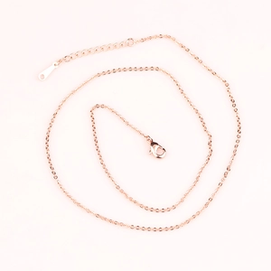 Detalle de cadena box oro rosa con cierre de mosquetón seguro y cadena de extensión ajustable